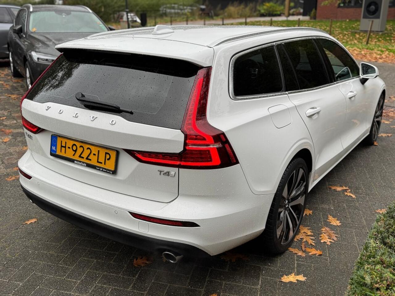 Volvo V60 2.0 T4 211pk autom Momentum Pro ecc,led,navigatie,zwleer,trekhaak