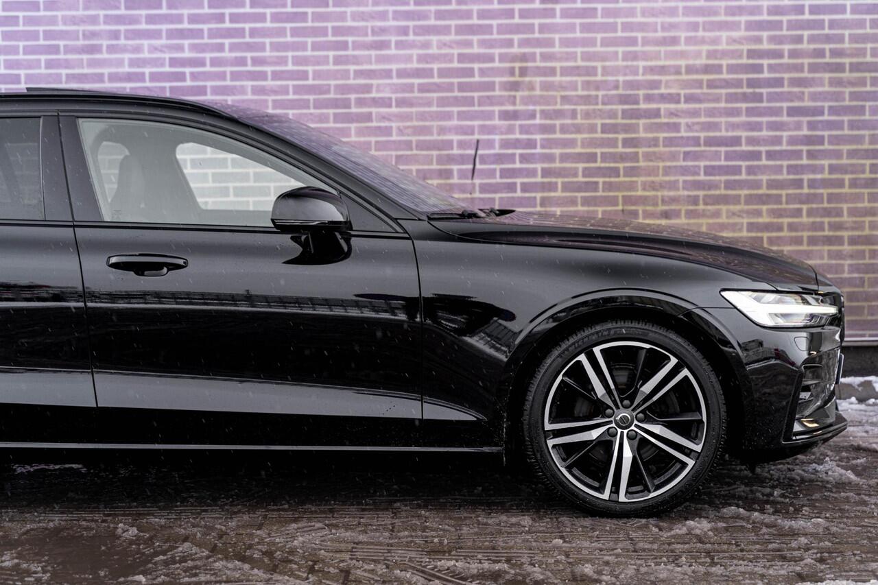 Volvo V60 B4 Geartronic R-Design | Navigatie | Schuif-/Kanteldak | Getint Glas | Head-Up Display | 360 Camera | Adaptieve Cruise Control | Stoelverwarming Voor + Achter | Dodehoekdetectie | Parkeerverwarming | Lederen Bekleding | Park Assist | Harman Kardon Audio |