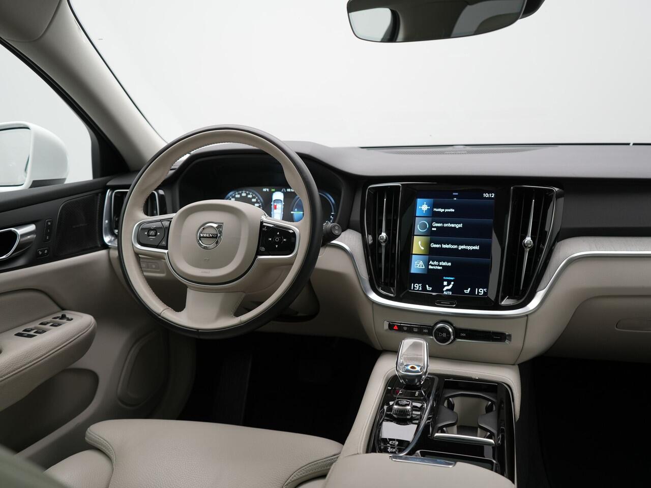 Volvo V60 T6 Recharge AWD Inscription Plug In Hybrid 340pk Dealer O.H PHEV | Trekhaak Af Fabriek | Panodak | Head Up | 360 Camera | Adaptive Cruise | Lederen Sporstoelen Memory & Verwarmd | Harman & Kardon | Blis | Keyless | Apple Carplay | Stuur Verwarmd |