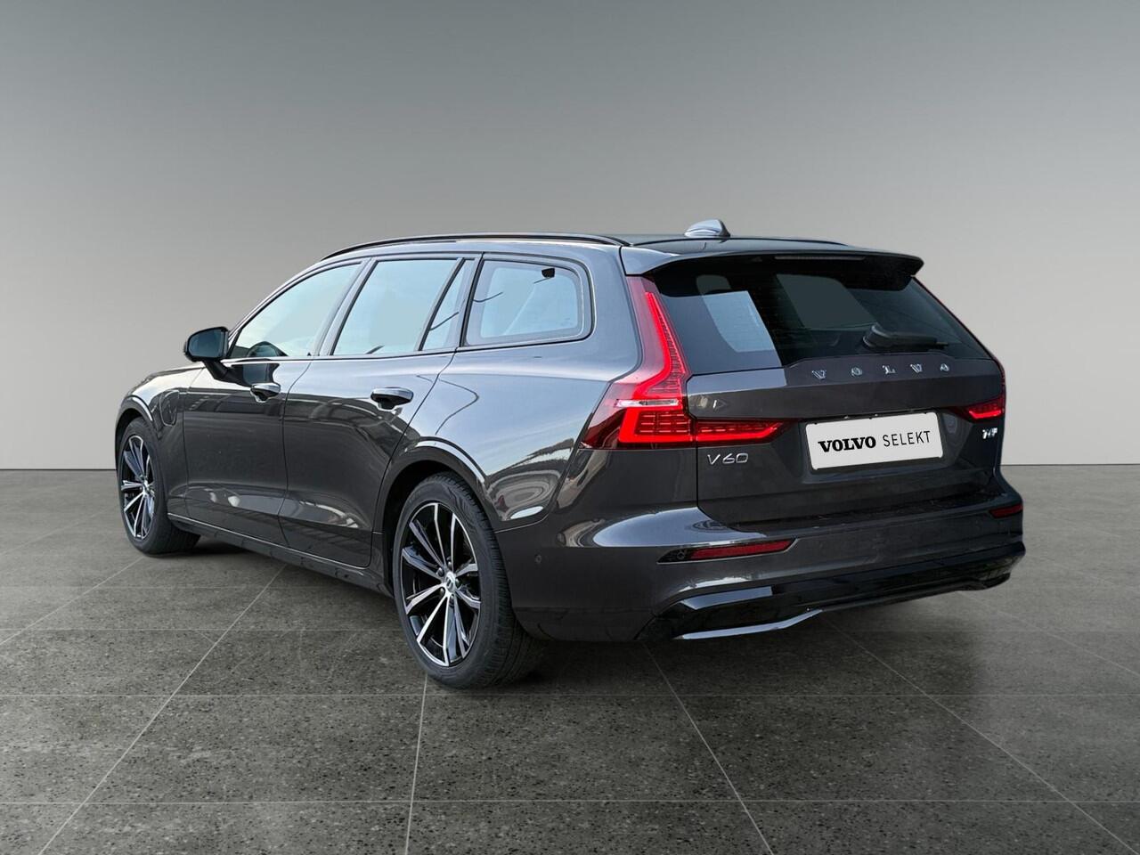 Volvo V60 2.0 T6 Plug-in hybrid AWD Plus Dark | Trekhaak | 360 graden camera | Verwarmde voorruit | Sportstoelen |