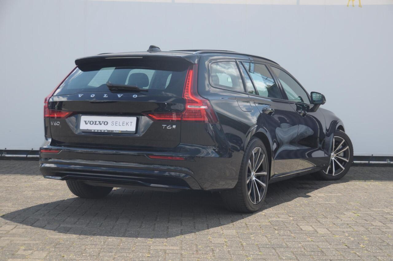 Volvo V60 T6 350PK Automaat Plug-in Hybrid AWD Plus Dark / Adaptive cruise control / Elektrische stoelen / Harman Kardon audio / Trekhaak / Pilot assist / BLIS / Stoel en stuur verwarming / Elektrische achterklep / Parkeersensoren met 360 camera / Google infotainme