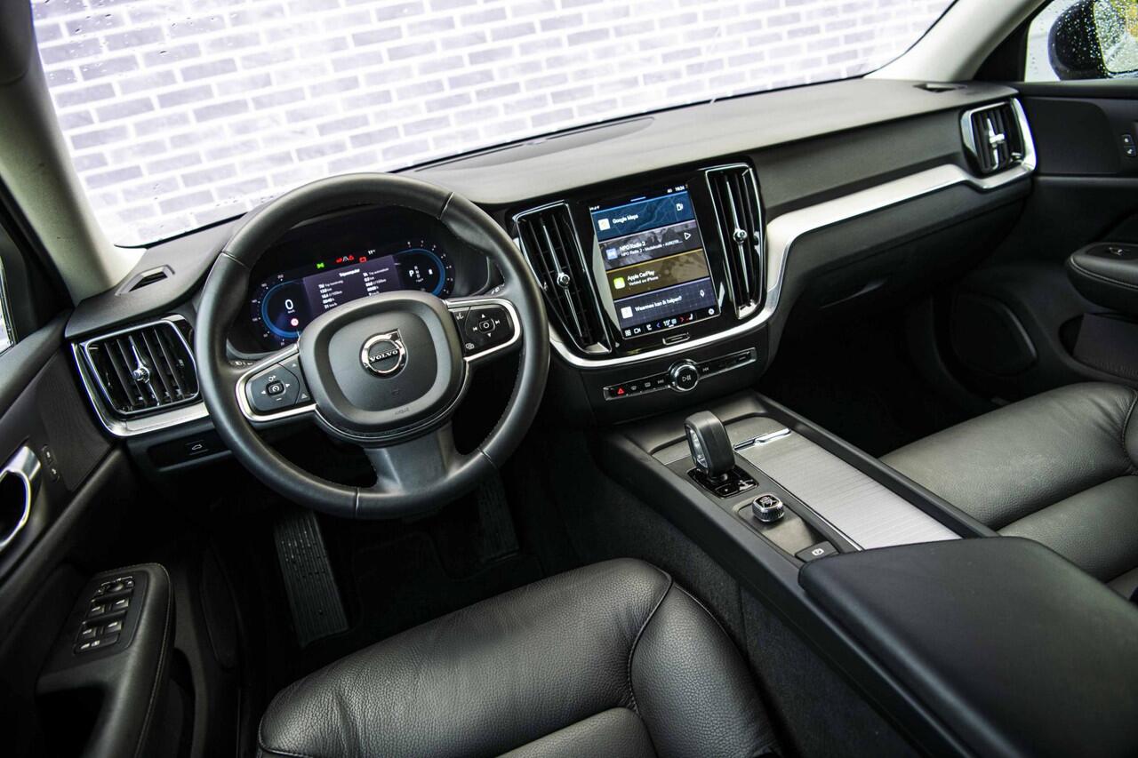 Volvo V60 2.0 B3 Essential Edition | Sport Pack | 19" Black Edition Velgen | Leder | Adaptieve Cruise Control | Stoelverwarming | Park Assist |