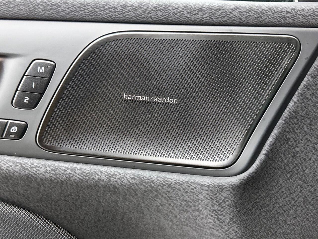 Volvo V60 2.0 T6 Black Edition | Panorama Dak | 360* | Trekhaak | Sportled