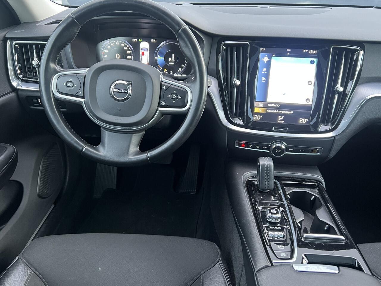 Volvo V60 2.0 T6 Recharge 340 pk AWD Momentum Pro Navigatie Trekhaak Panoramadak Head Up Camera PDC v+a Dab Carplay Extra Getint Glas NL Auto 1e Eigenaar Plug in Hybride