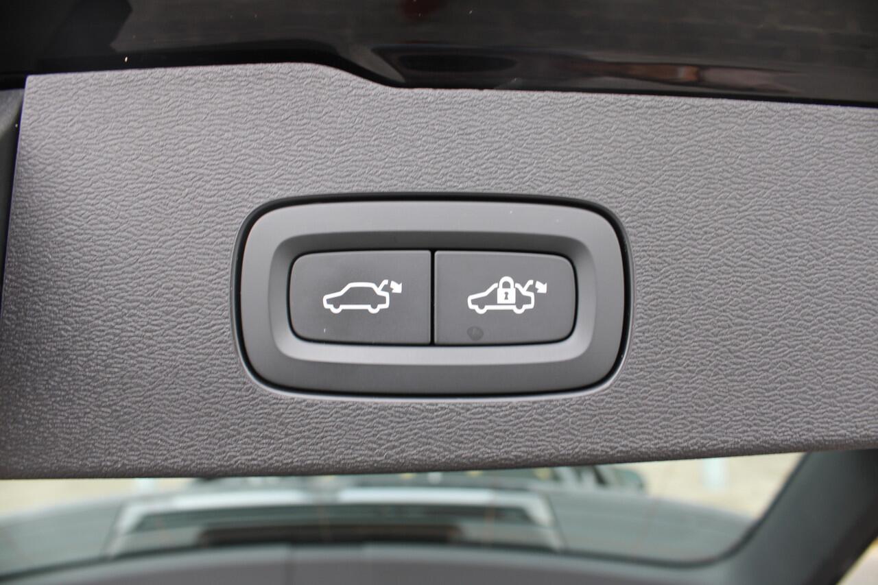 Volvo V60 T6 Plug-in hybrid AWD Plus Dark | Schuif/kanteldak | El. Trekhaak | 360 Camera | El. Stoelen met geheugen | BLIS