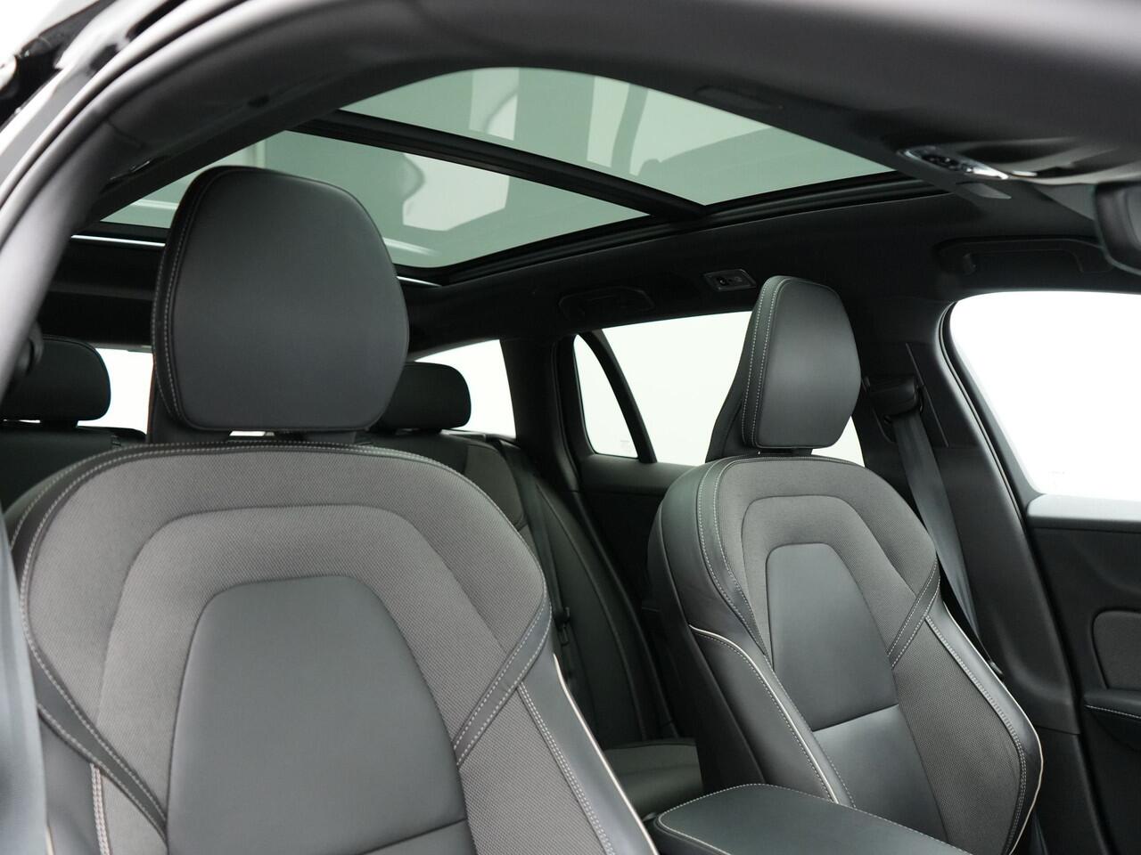 Volvo V60 T6 Recharge AWD R-Design LONG RANGE Plug In Hybrid Dealer O.H. PHEV | Panodak | Lederen Sportstoelen Memory | Harman Kardon | Apple Carplay | Navigatie | Camera | L.M. 19" | DAB | Virtual |