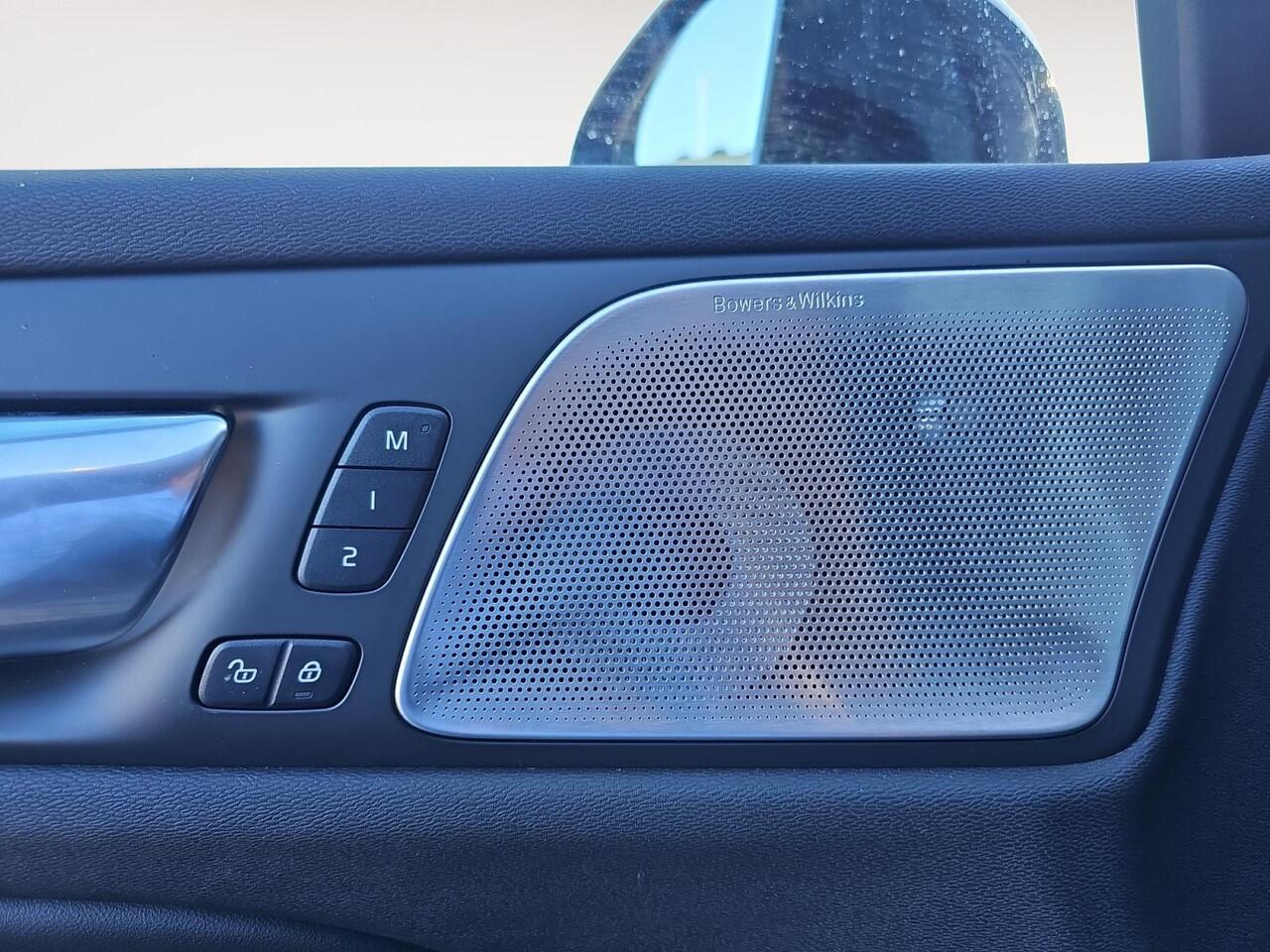 Volvo V60 2.0 T8 Plug-in hybrid AWD Ultra Dark | Bowers & Wilkins Audio | Extra getint glas | Head-up display | Nappa lederen bekleding |