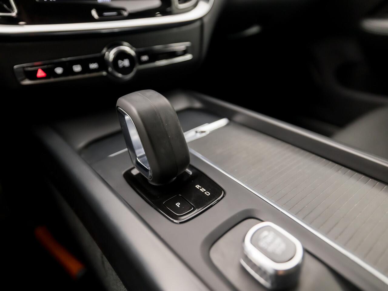 Volvo V60 2.0 B3 Sport 177Pk Automaat (APPLE CARPLAY, GROOT NAVI, GETINT GLAS, TREKHAAK, ADAPTIVE CRUISE, SPORTSTOELEN, KEYLESS, PARKEERSENSOREN, NIEUWSTAAT)