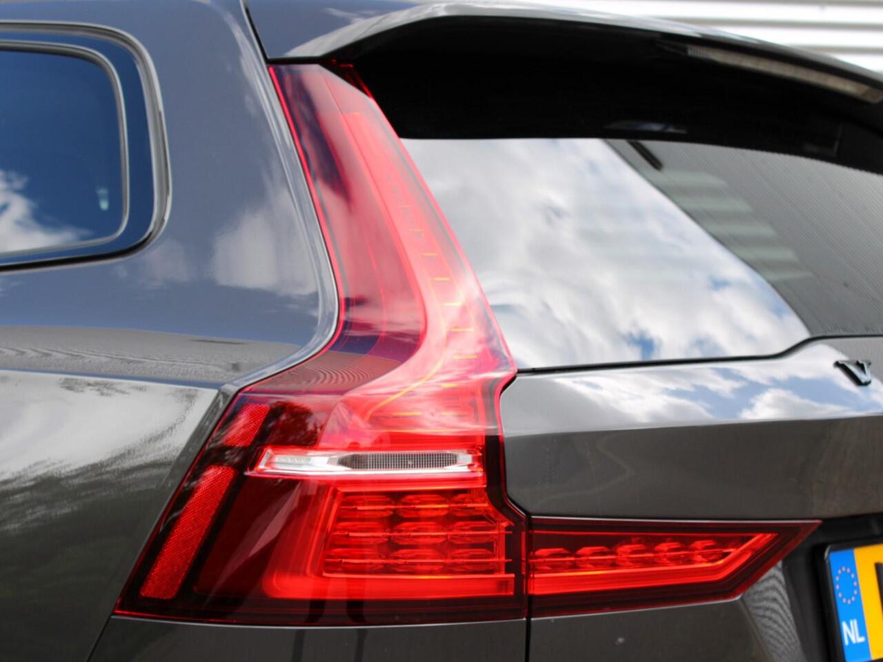 Volvo V60 2.0 T6 Plug-in hybrid AWD Plus Dark Automaat / 18" velgen / Harman Kardon / Privacy Glass / 360* camera