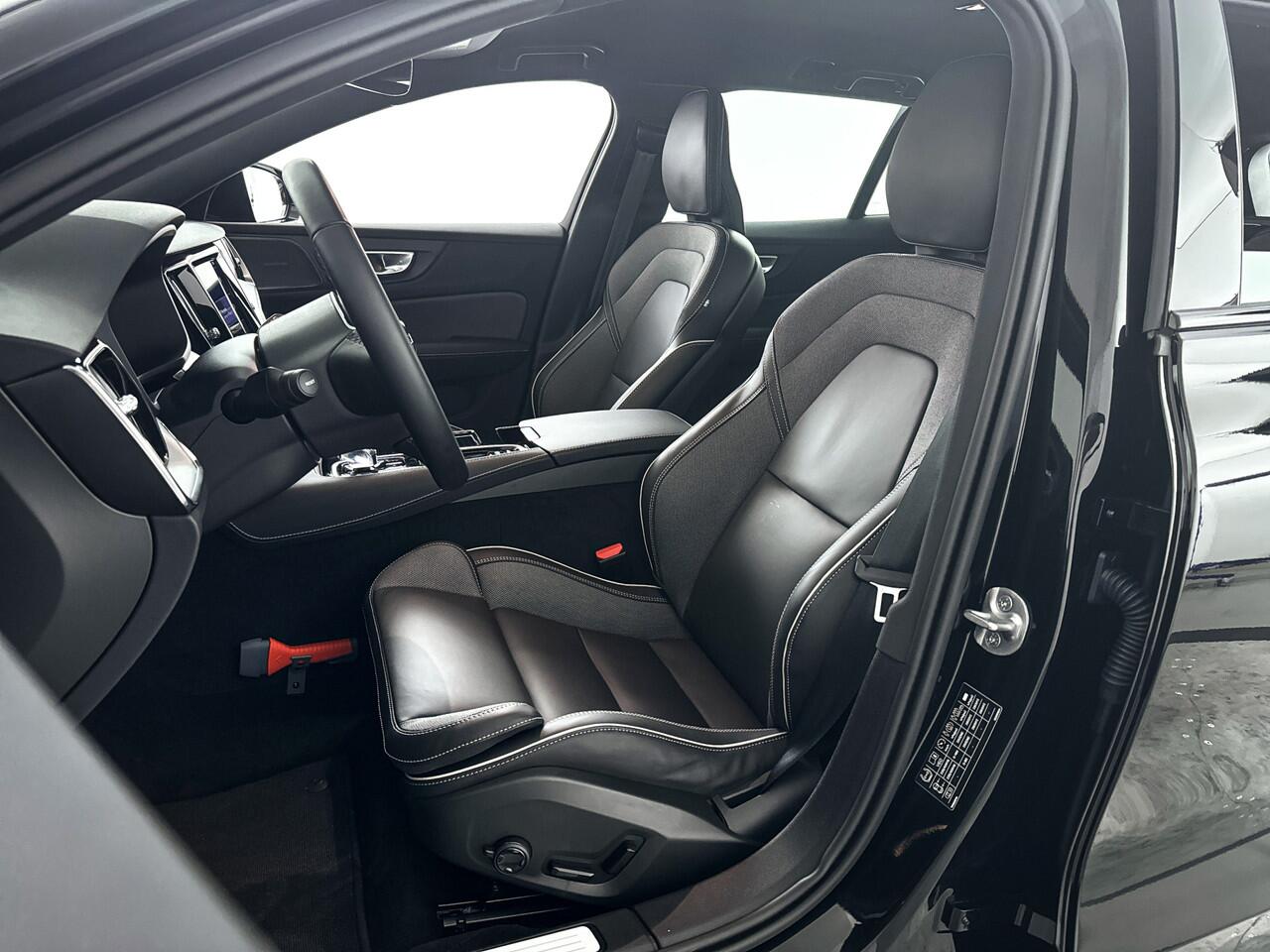 Volvo V60 T6 AWD Plus Dark | 360° camera | Harman Kardon | Stoel- en Stuurverwarming | Trekhaak