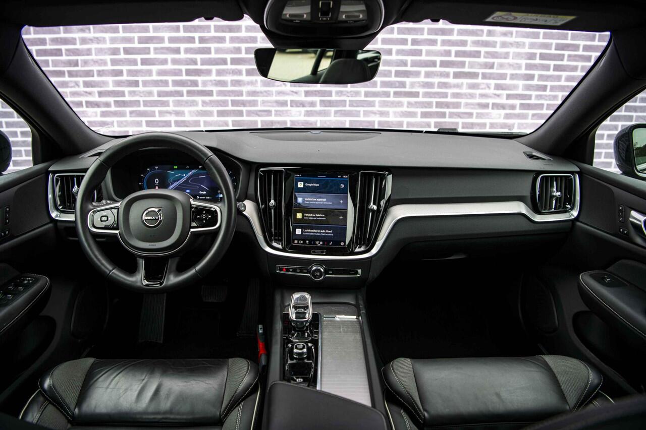 Volvo V60 2.0 B4 Plus Dark | Panorama Dak | Adaptieve cruise control | Elektrisch verstelbare voorstoelen | Stoel/stuur verwarming |
