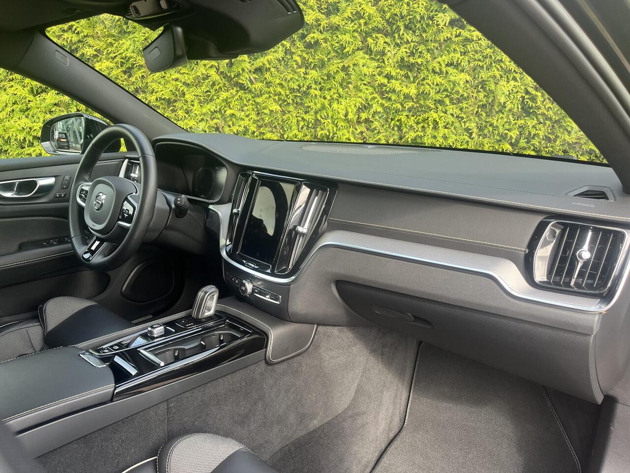 Volvo V60 T6 Recharge AWD R-Design | Pilot Assist | Trekhaak | Harman & Kardon | Camera | CarPlay