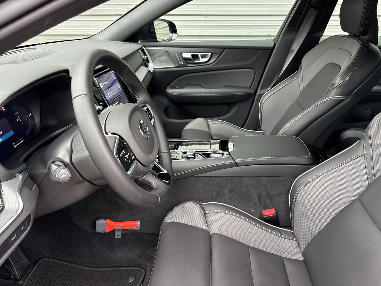 Volvo V60 T6 Plug-in hybrid AWD Plus Dark / Rondomzichtcamera / Elektr. inklapbare trekhaak / Harman/Kardon /