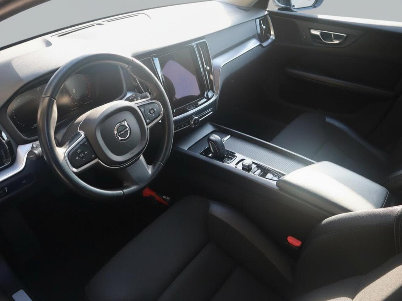 Volvo V60 2.0 B3 Business Pro | Clima | Cruise adapt. | Apple Carplay/Navi | PDC | IntelliSafe |