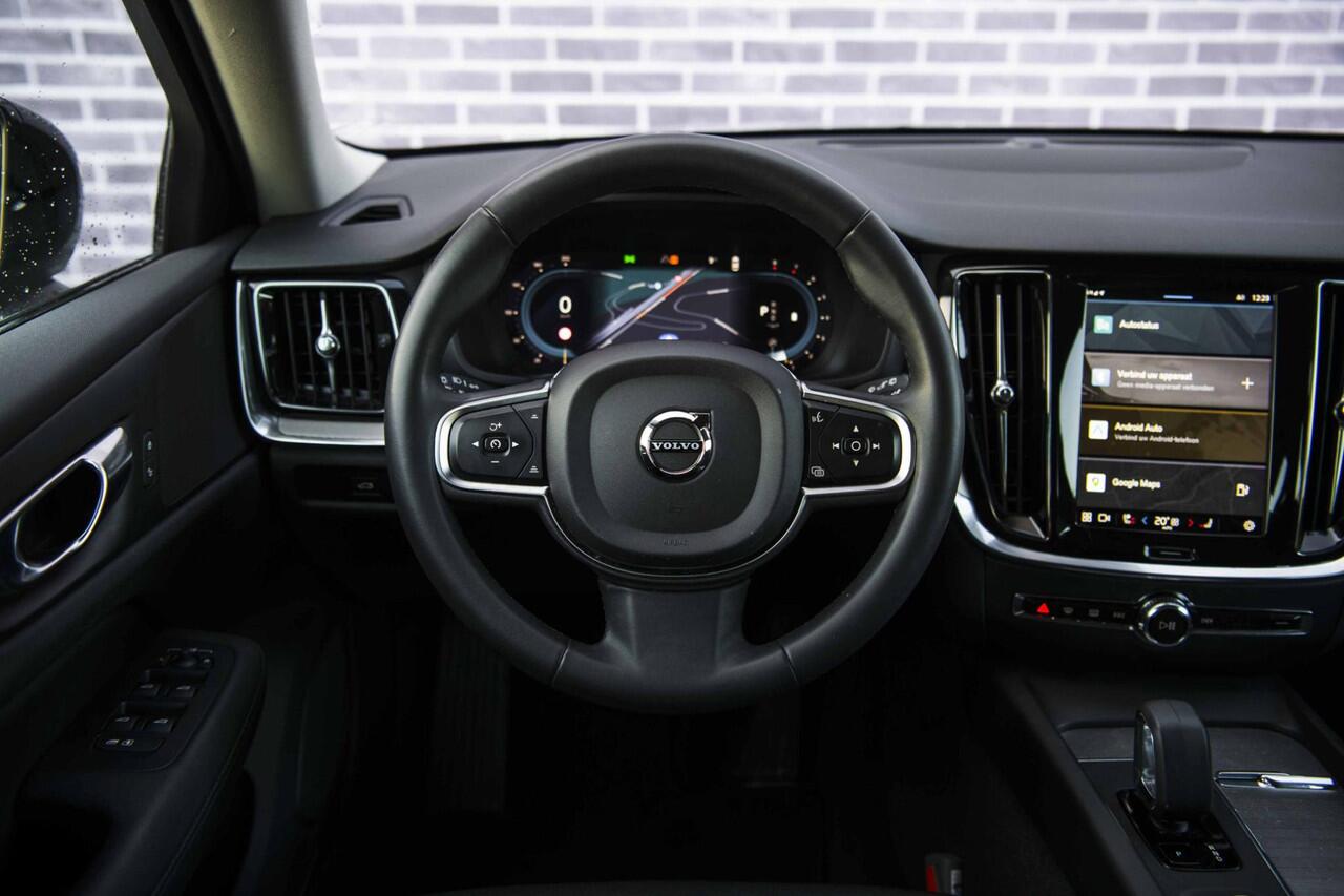 Volvo V60 2.0 B3 Essential Edition | Sport Pack | 19" Black Edition Velgen | Leder | Adaptieve Cruise Control | Stoelverwarming | Park Assist |