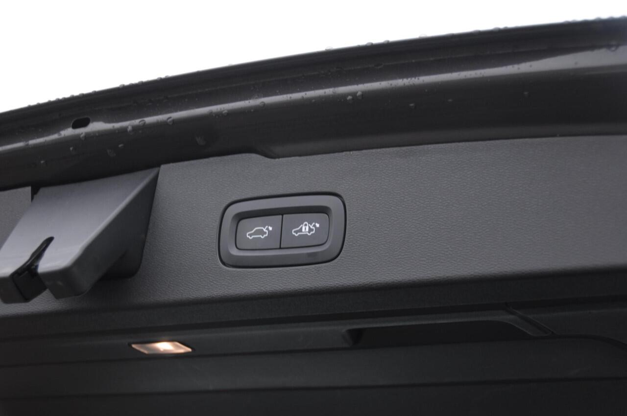 Volvo V60 B4 211PK Automaat Plus Bright / Adaptieve cruise control / BLIS / Elektrische stoelen / stuur - stoelverwarming / elektrische achterklep