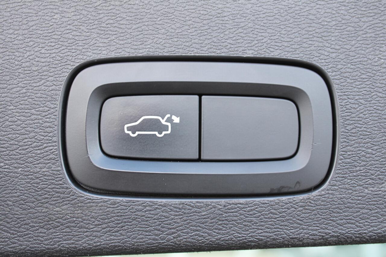 Volvo V60 T5 Automaat Momentum | Verw. Voorstoelen | PDC V+A | El. Trekhaak | AppleCarplay | 19" LMV