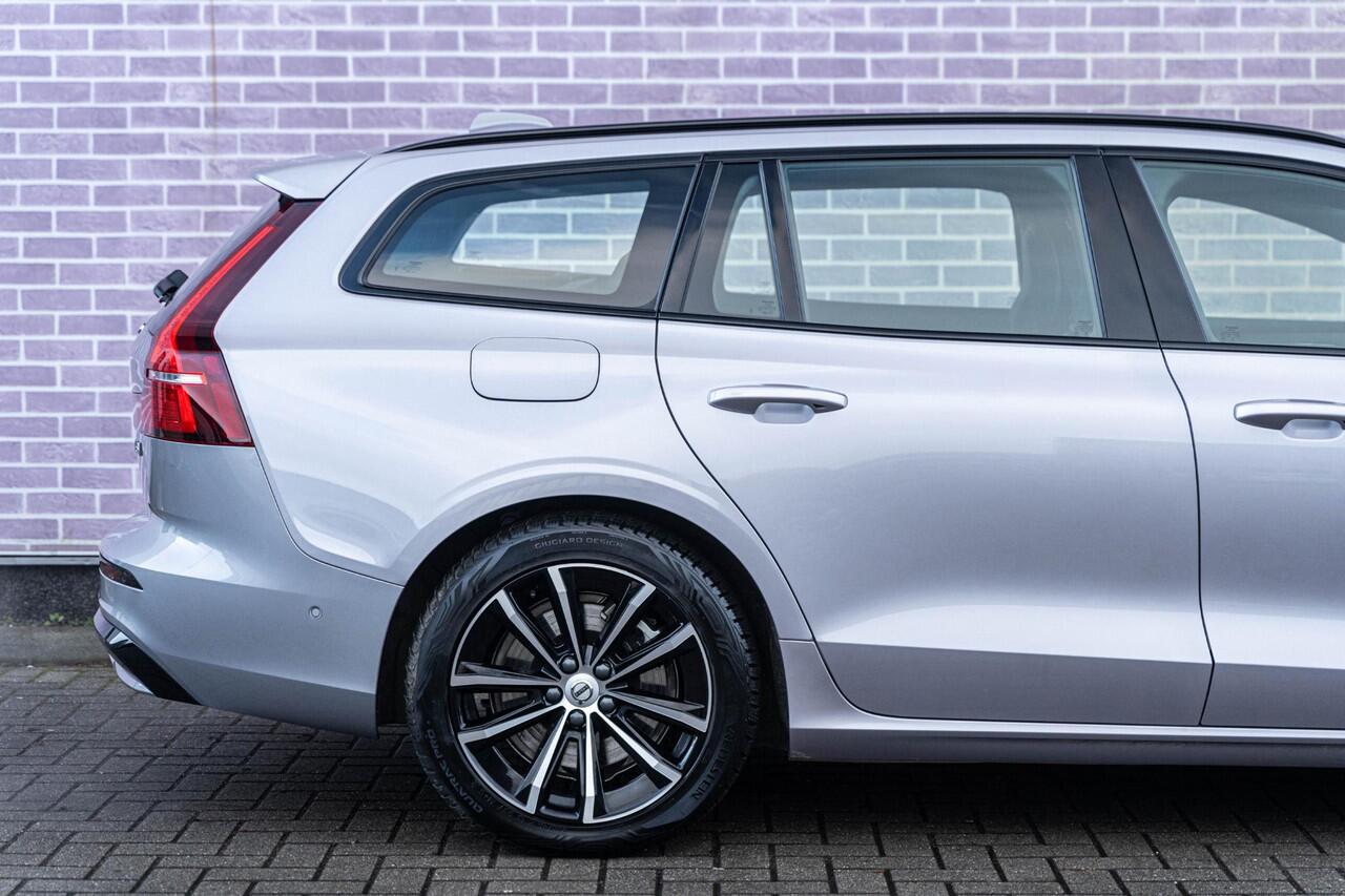 Volvo V60 2.0 T6 Plug-in hybrid AWD Plus Dark | Trekhaak | Harman Kardon | 360º Camera | Verwarmbare voorruit | Stoel- / Stuurverwarming Voor + Achter | Adaptive Cruise | BLIS | Verwarmbare voorruit | Power seats
