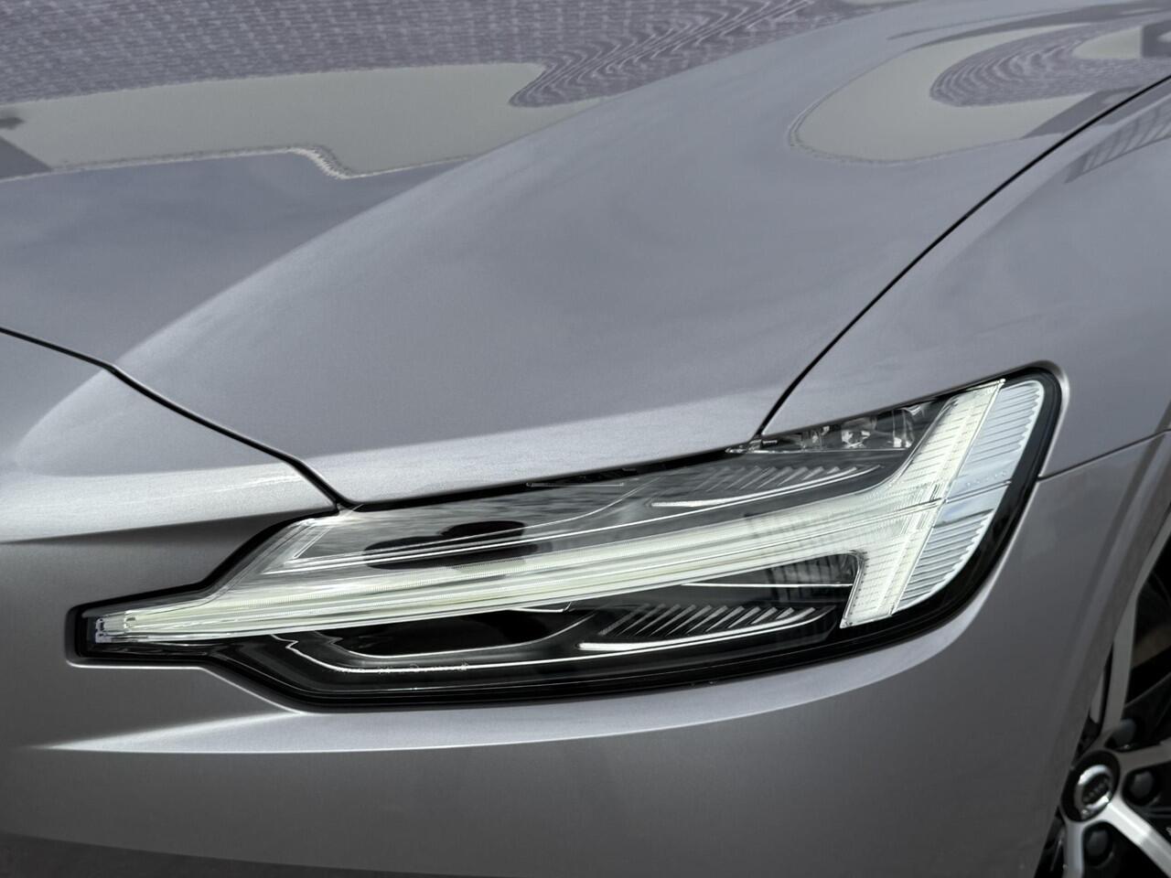 Volvo V60 2.0 T6 Plug-in hybrid AWD Essential | Black Pack | MJ 2026 | Leder | Blis | Adaptieve Cruise controle | 19" | Stuur + Stoelverwarming | Google | Camera | Getint glas |