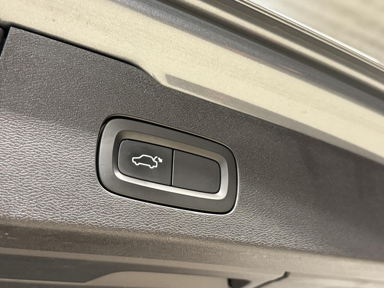 Volvo V60 2.0 T6 Twin Engine AWD Inscription | ACC | Panoramadak | Stoelverwarming | Apple Carplay | Camera