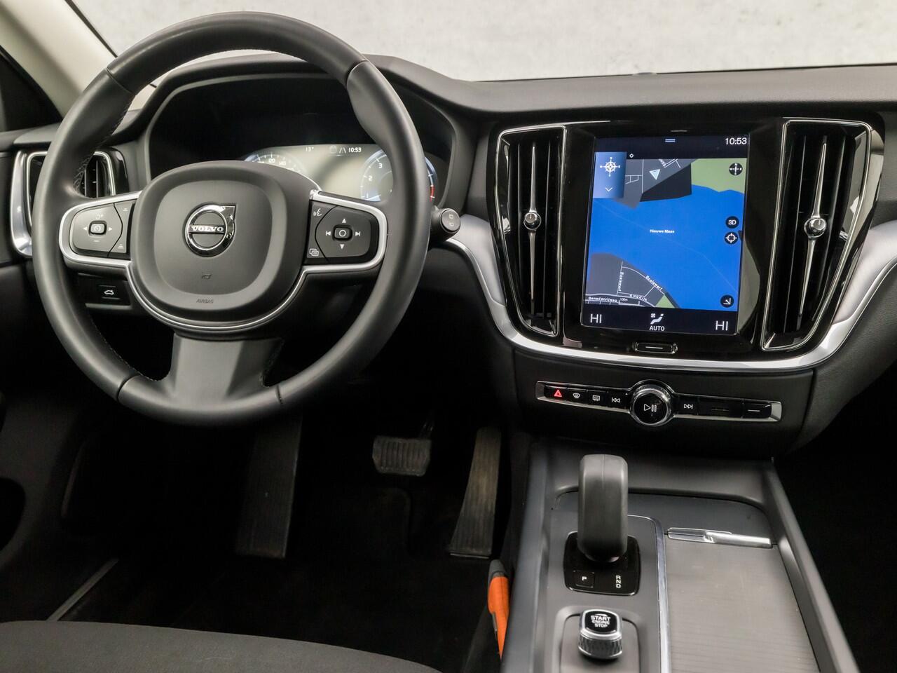 Volvo V60 2.0 B3 Sport 177Pk Automaat (APPLE CARPLAY, GROOT NAVI, GETINT GLAS, TREKHAAK, ADAPTIVE CRUISE, SPORTSTOELEN, KEYLESS, PARKEERSENSOREN, NIEUWSTAAT)