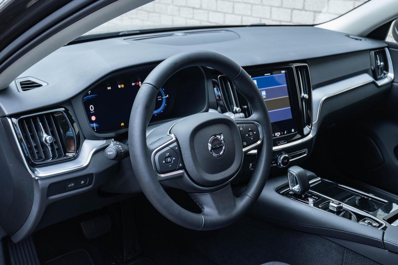 Volvo V60 T6 Recharge AWD Essential Edition | Long Range | Verwarmbare voorstoelen | Verwarmbaar stuurwiel | Verwarmbare achterbank | Google Infotainment | Parkeercamera | 19 inch Lichtmetalen velgen