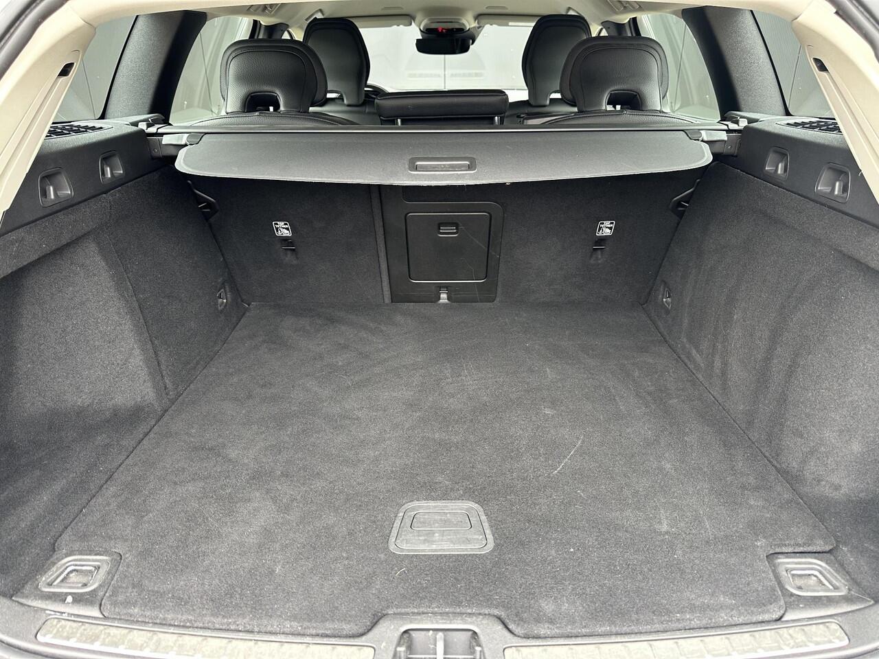 Volvo V60 2.0 B3 Momentum Advantage Adaptive Cruise / BLIS Dode hoek waarschuwing / Leer / verw. voorstoelen en stuurwiel / park assist V+A(-camera) / verw. voorruit / draadloos opladen telefoon