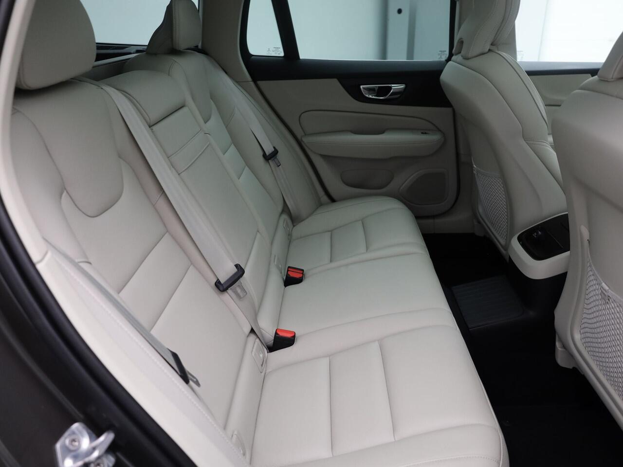 Volvo V60 2.0 T8 Twin Engine AWD Inscription | PANO | CAMERA | MEMORY | KEYLESS | TREKHAAK