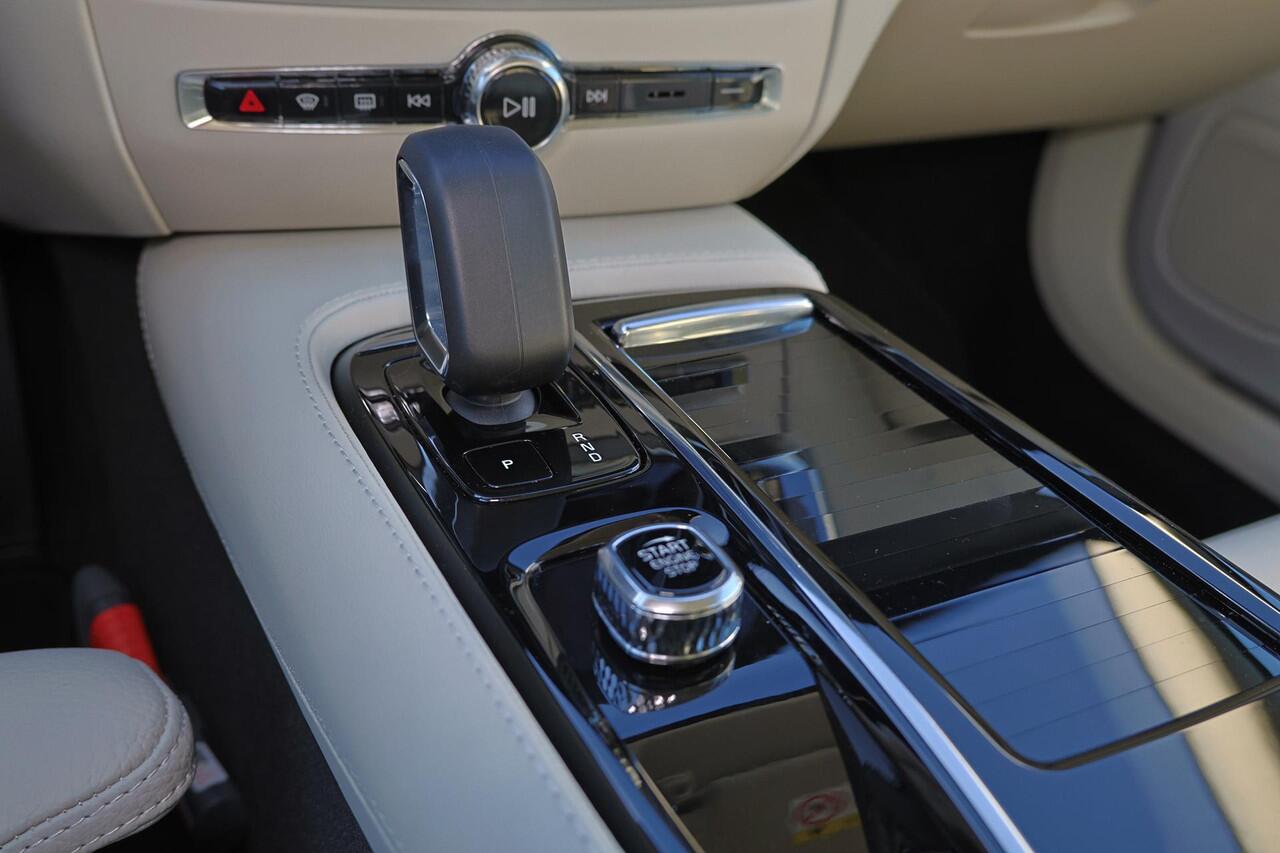 Volvo V60 T6 Recharge AWD Core - IntelliSafe Assist & Surround - 360º Camera - Harman/Kardon audio - Adaptieve LED koplampen - Verwarmde voorstoelen, stuur & achterbank - Parkeersensoren voor & achter - Elektr. bedienb. voorstoelen met geheugen - 19' LMV