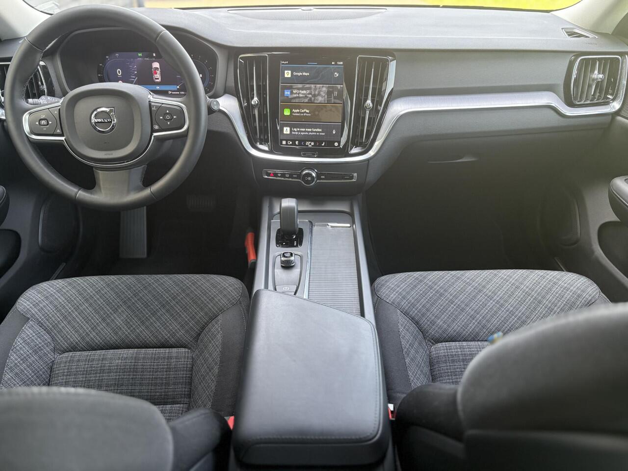 Volvo V60 2.0 B3 Essential Edition | Trekhaak | Adaptieve cruise control | Stoel-stuurwiel-achterbankverwarming | Parkassist voor en achter | Parkeercamera | BLIS |