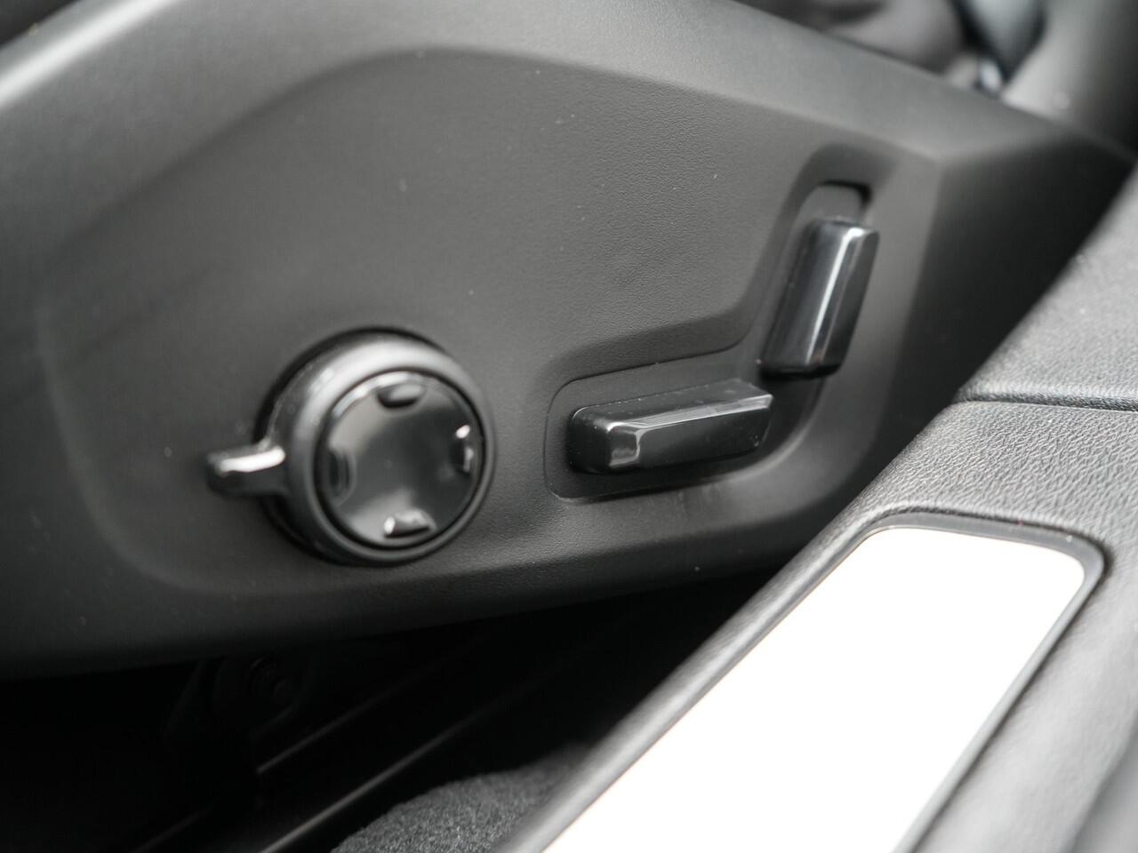 Volvo V60 B4 R-Design Automaat 198pk | Panodak | Adaptive Cruise | Camera | Lederen Sportstoelen Memory & Verwarmd | Pilot Assist | Blis | Navigatie | Stuurverwarming | Virtual | DAB |