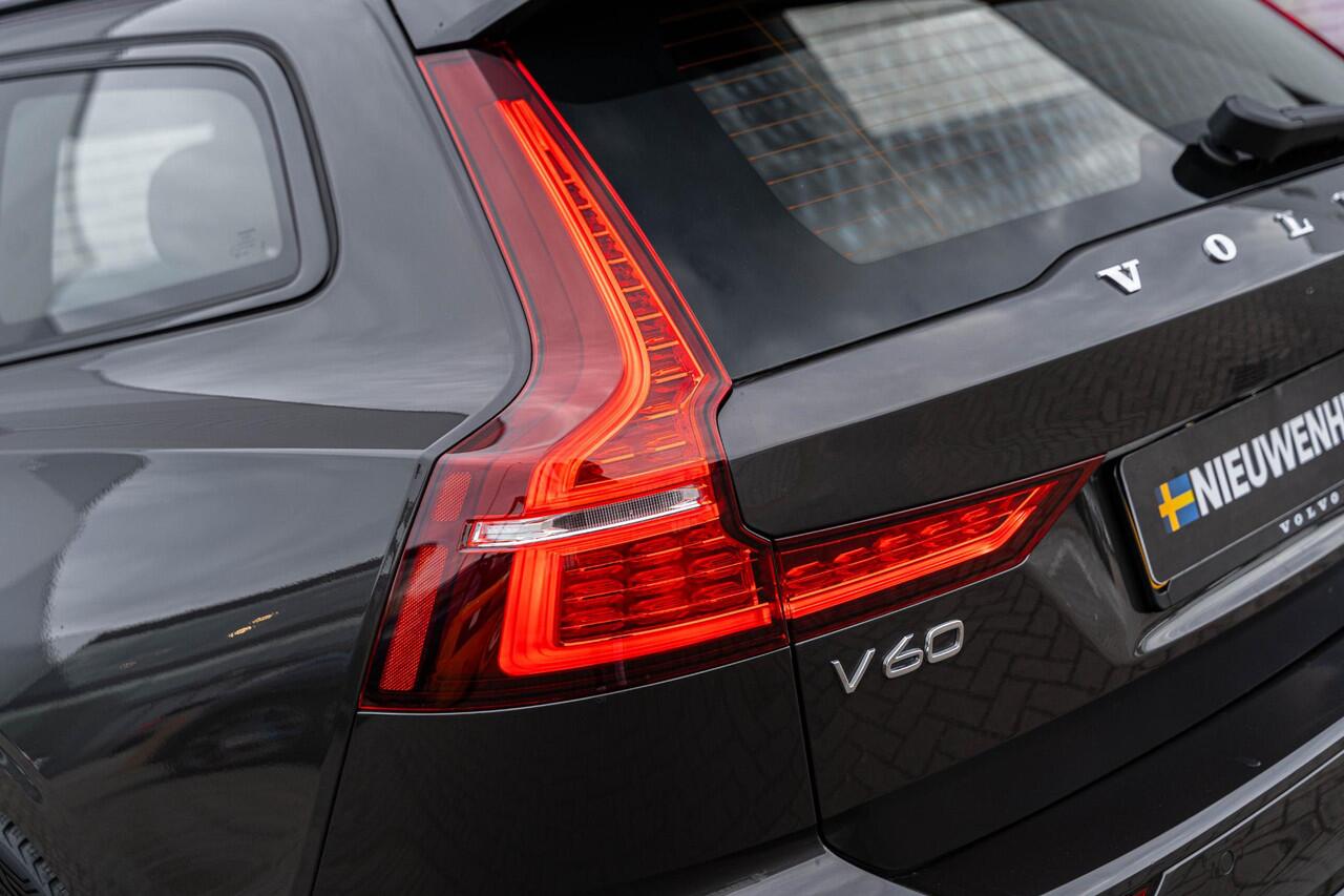 Volvo V60 T6 Plug-in hybrid AWD Plus Dark | Harman Kardon Audio | Trekhaak | Stoel- / Stuurverwarming Voor + Achter | 360 Camera | Adaptive Cruise | Long Range | Google | Carplay | Dodehoekdetectie