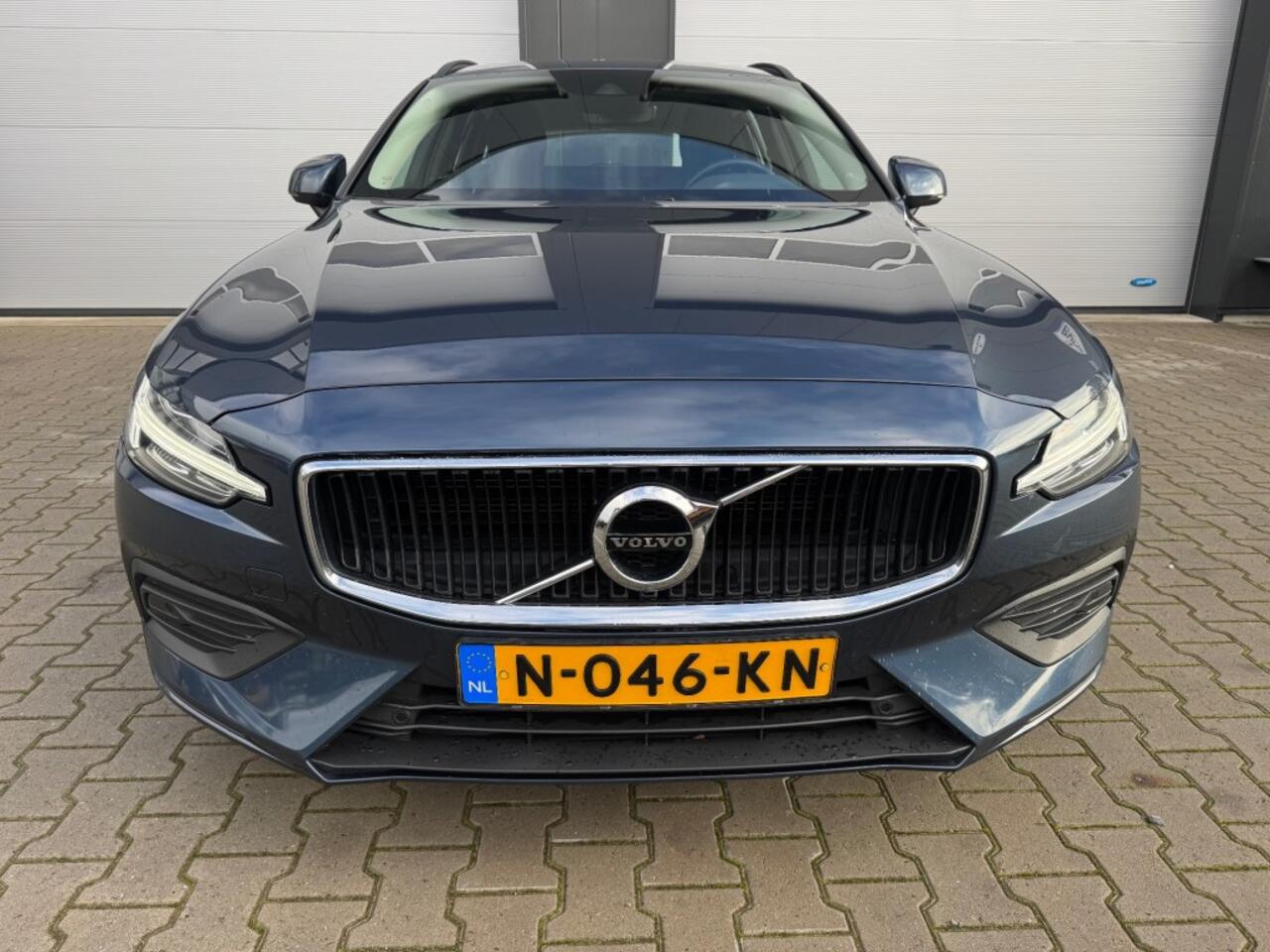Volvo V60 2.0 B3 MOMENTUM BUSINESS / Apple carplay / Park assist / Adaptieve Cruise controle / NAP / Nieuw APK en onderhoudsbeurt.