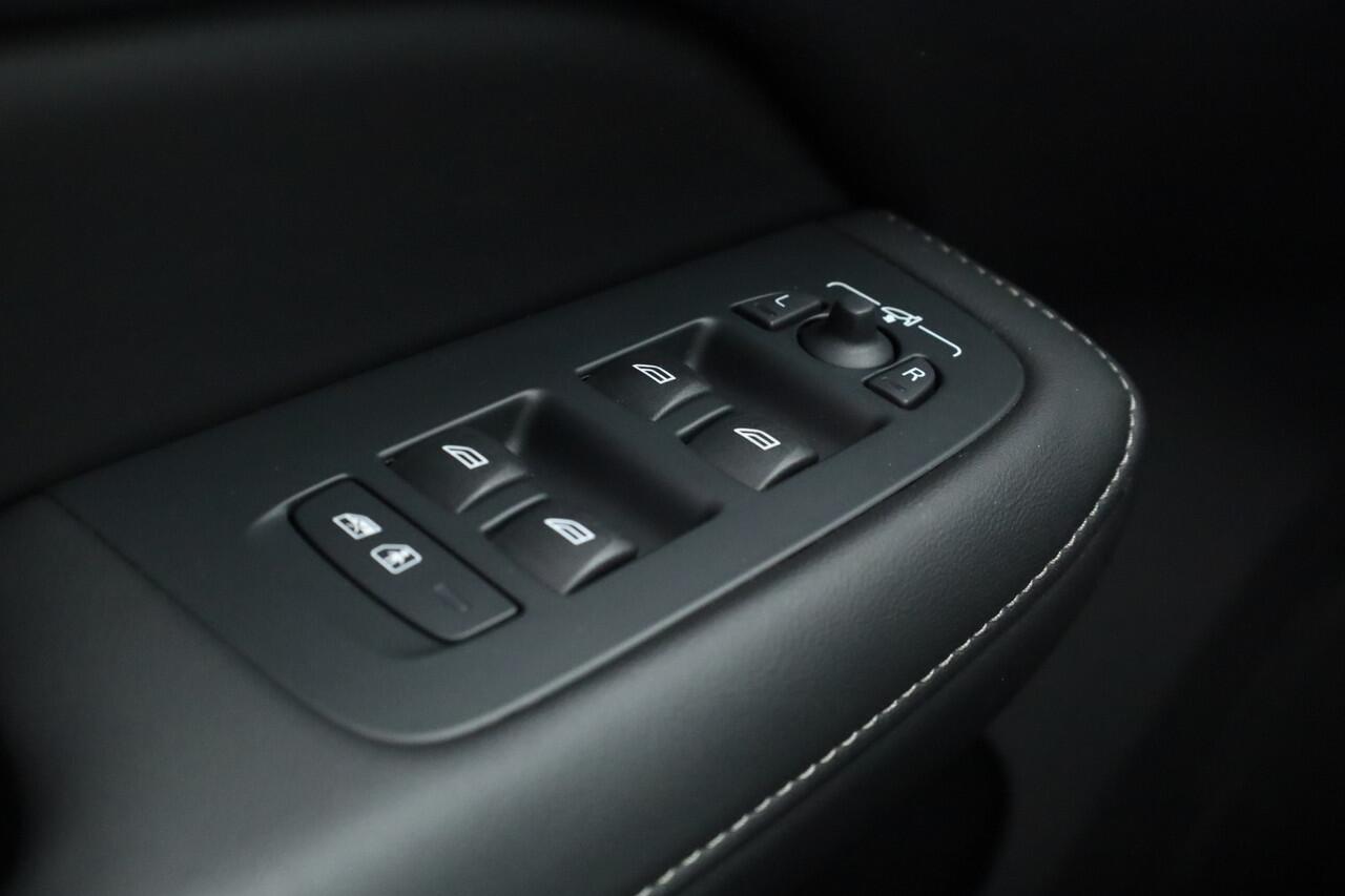 Volvo V60 T6 Recharge Ultra Dark | Pano | HUD | B&W | Stoelventi. | Massage | Memory seats | Elek. Trekhaak | 360cam