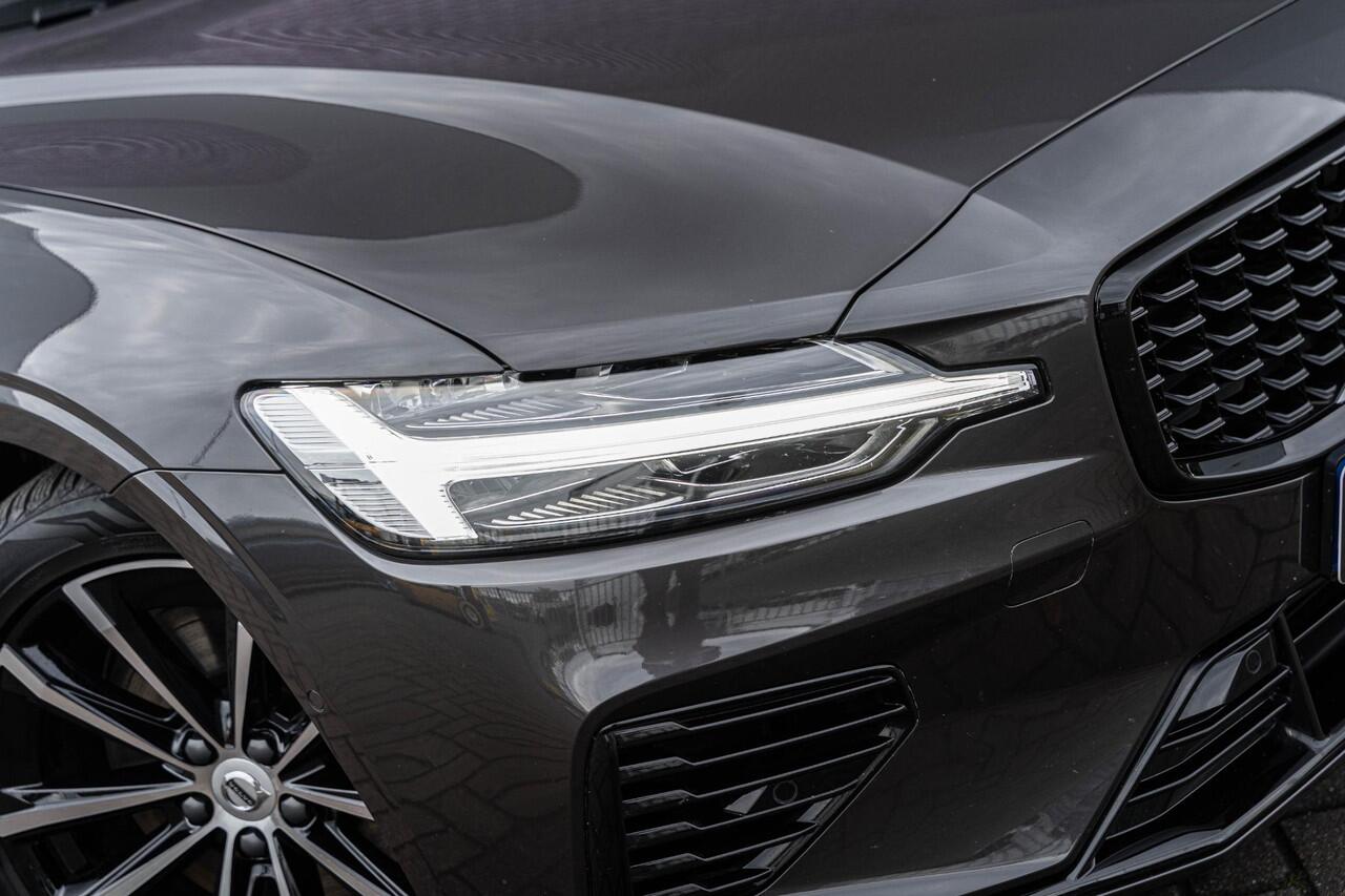 Volvo V60 T6 Plug-in hybrid AWD Plus Dark | Harman Kardon Audio | Trekhaak | Stoel- / Stuurverwarming Voor + Achter | 360 Camera | Adaptive Cruise | Long Range | Google | Carplay | Dodehoekdetectie