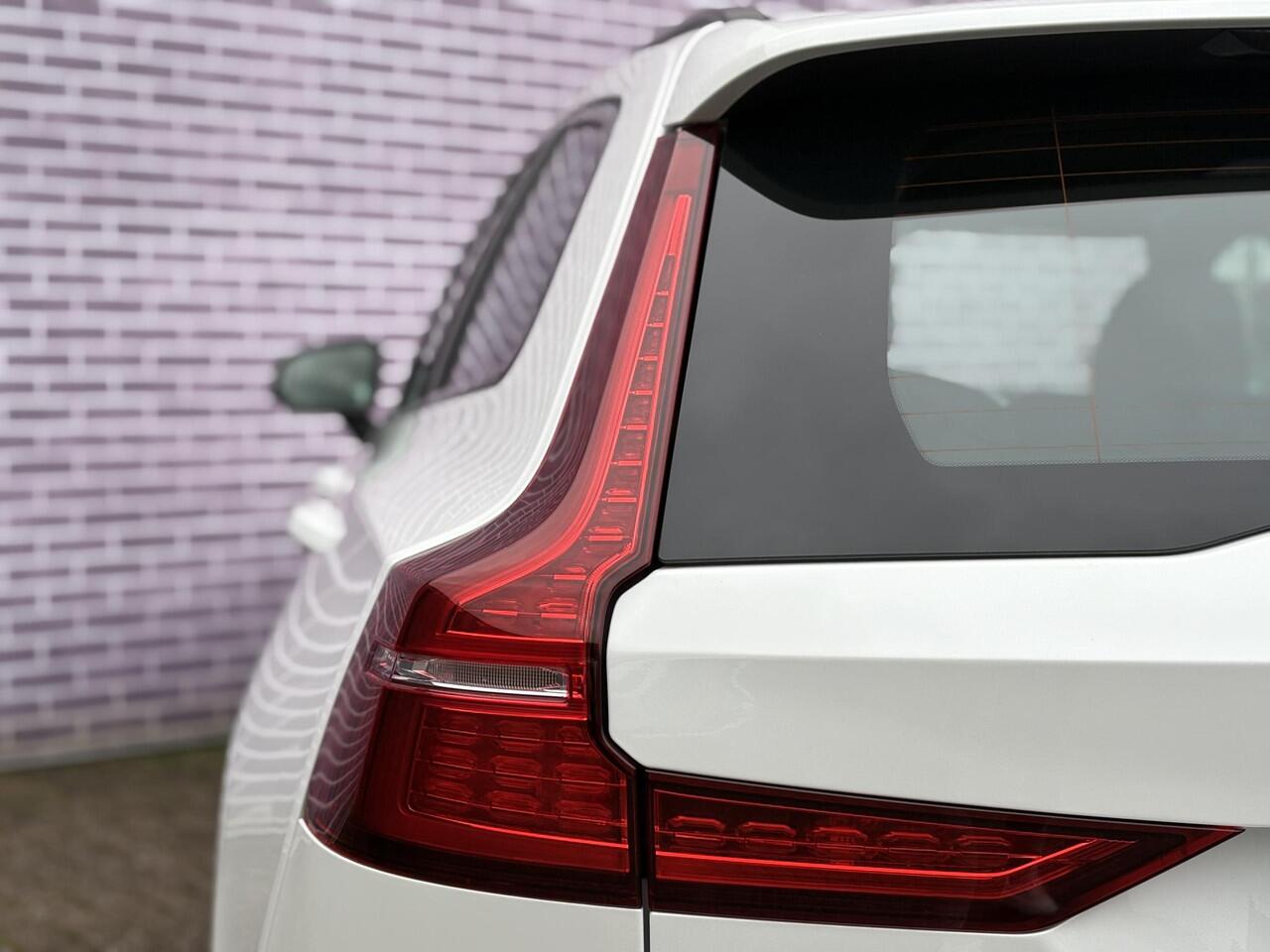 Volvo V60 2.0 T6 Plug-in hybrid AWD Plus Dark | Trekhaak | Adaptive Cruise Control | Stuurverwarming | Stoelverwarming voor & achter | Power Seats met Memory | Sportstoelen | BLIS |