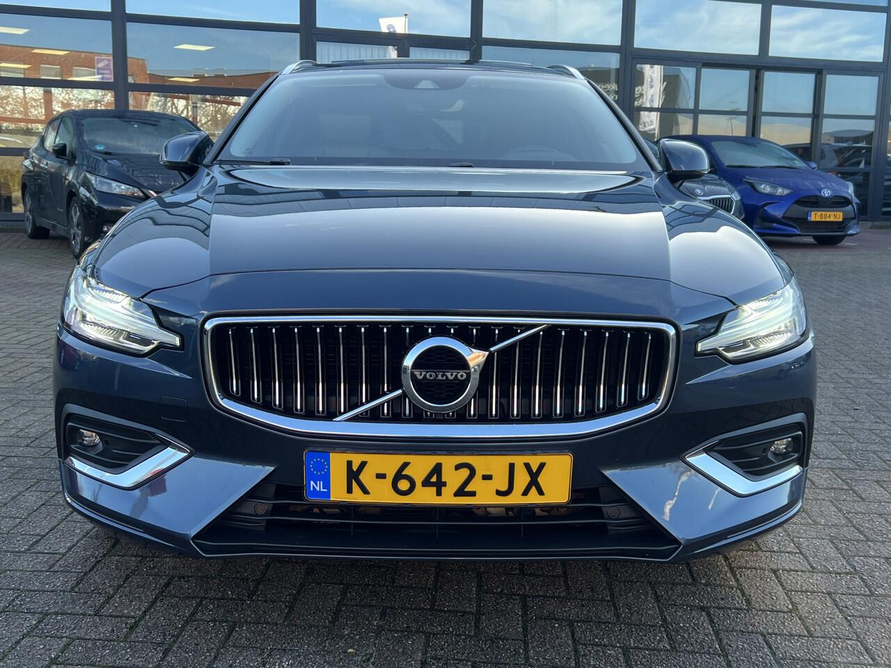 Volvo V60 2.0 B3 INSCRIPTION Trekhaak Panoramadak Harman Kardon Audio Navi Pilot Assist ACC Blis Leder Elek Stoel Carplay Getint Glas Automaat MHEV NL Auto 1e Eigenaar "Orrefors" Kristal Pook