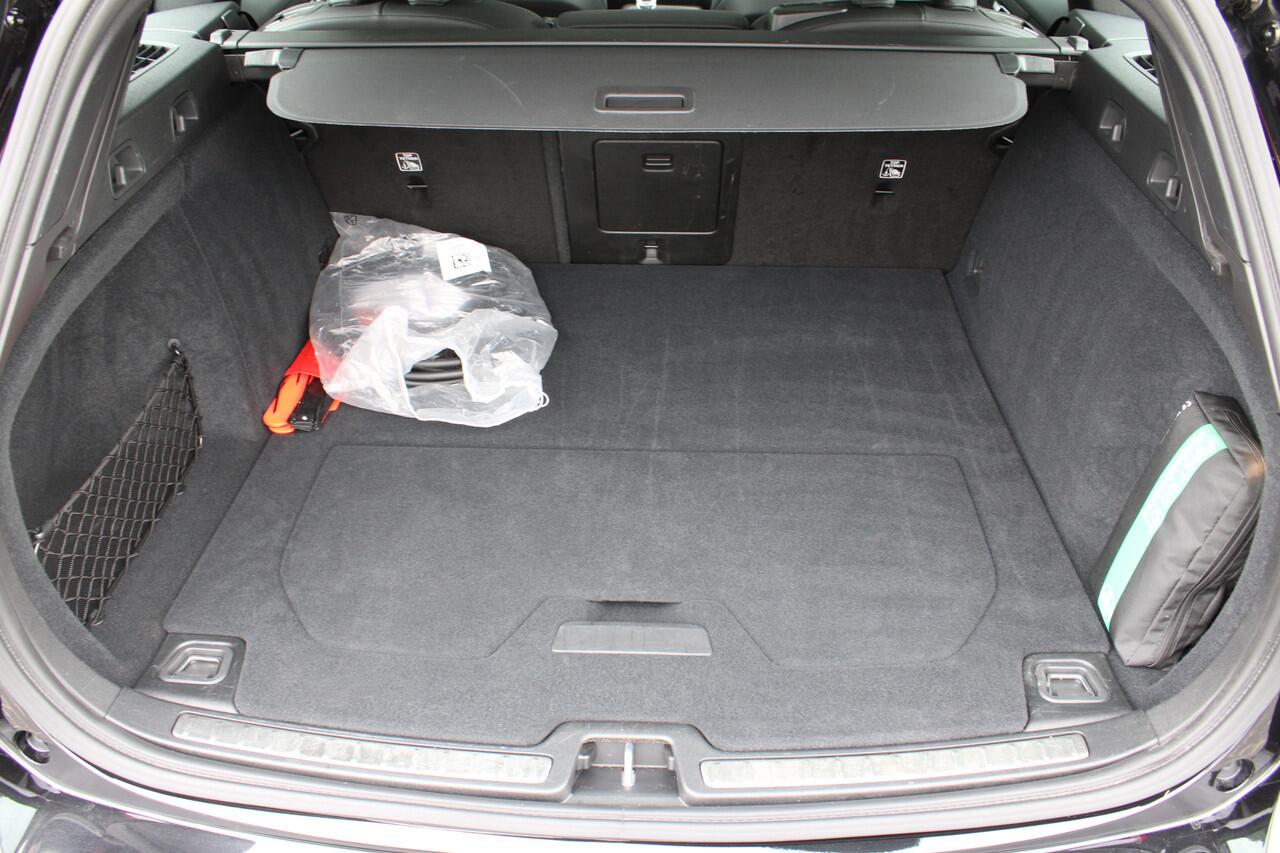 Volvo V60 T6 Plug-in hybrid AWD Plus Dark | Schuif/kanteldak | El. Trekhaak | 360 Camera | El. Stoelen met geheugen | BLIS