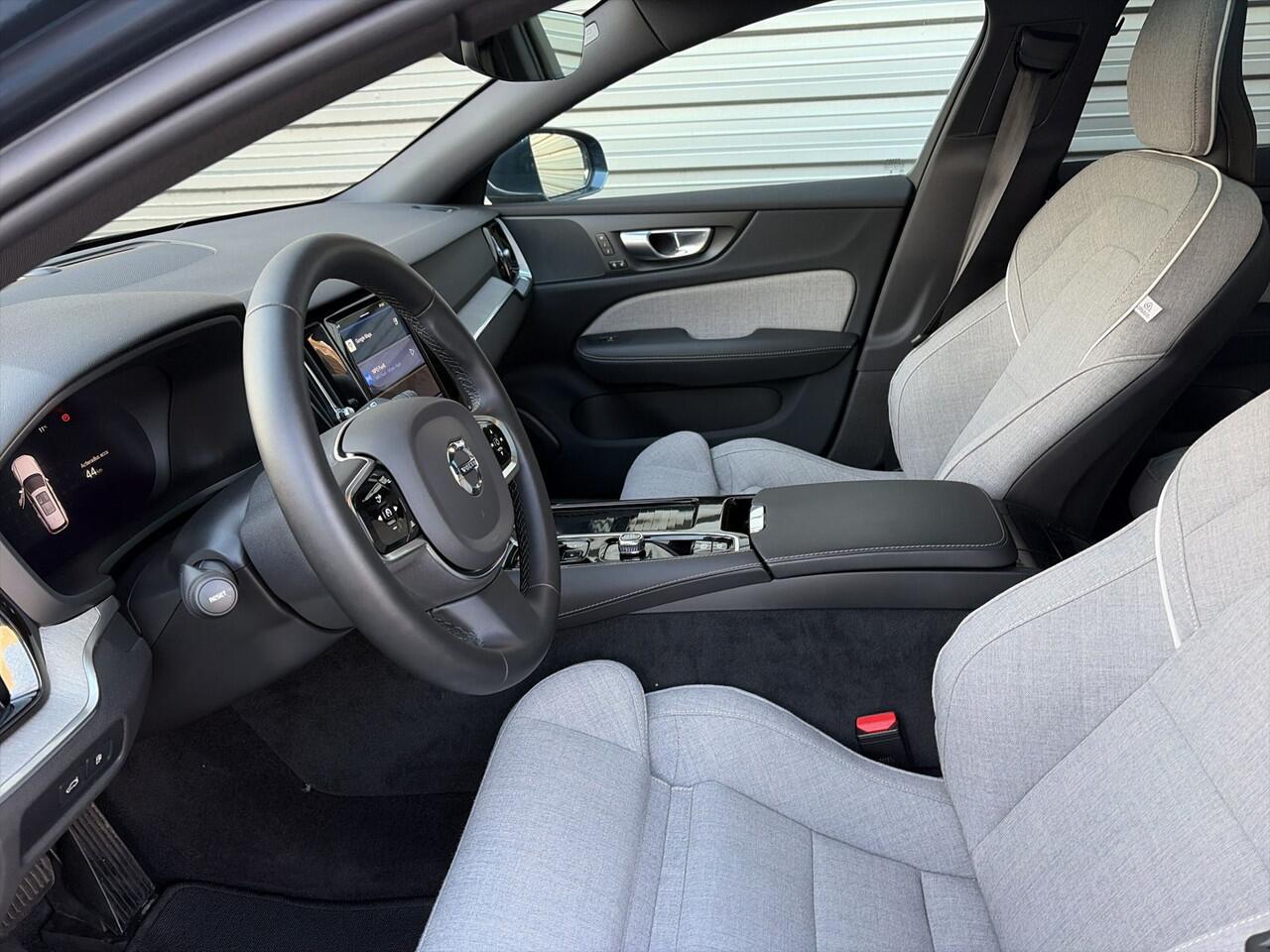 Volvo V60 T6 350PK Automaat Recharge AWD Plus Bright | ACC | Panoramadak | 360 camera | Stuurverwarming | 19"LMV | Elektr. stoel