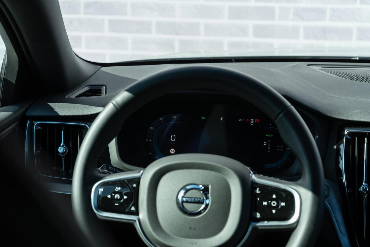 Volvo V60 2.0 T6 Plug-in hybrid AWD Plus Dark | Sportstoelen | Elektrisch inklapbare Trekhaak | Harman Kardon Audio | 360 Camera | Electrisch Verstelbare Stoelen |