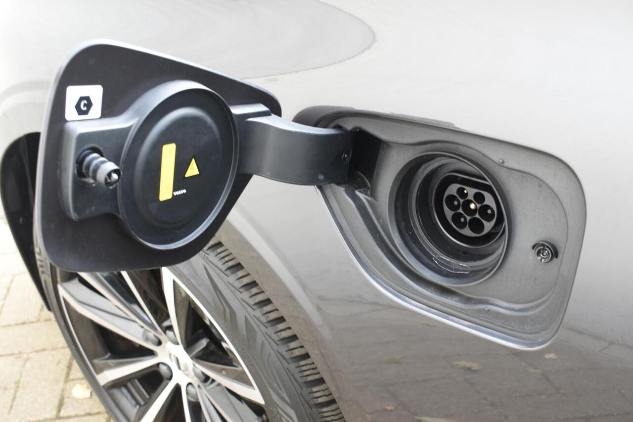 Volvo V60 T6 350PK Automaat Plug-in Hybrid AWD Plus Dark / Navigatie / 360 Camera / Panorama Dak / Adaptieve Cruise Control / Harman Kardon / Elektrische Stoelen / LM Velgen / Trekhaak /