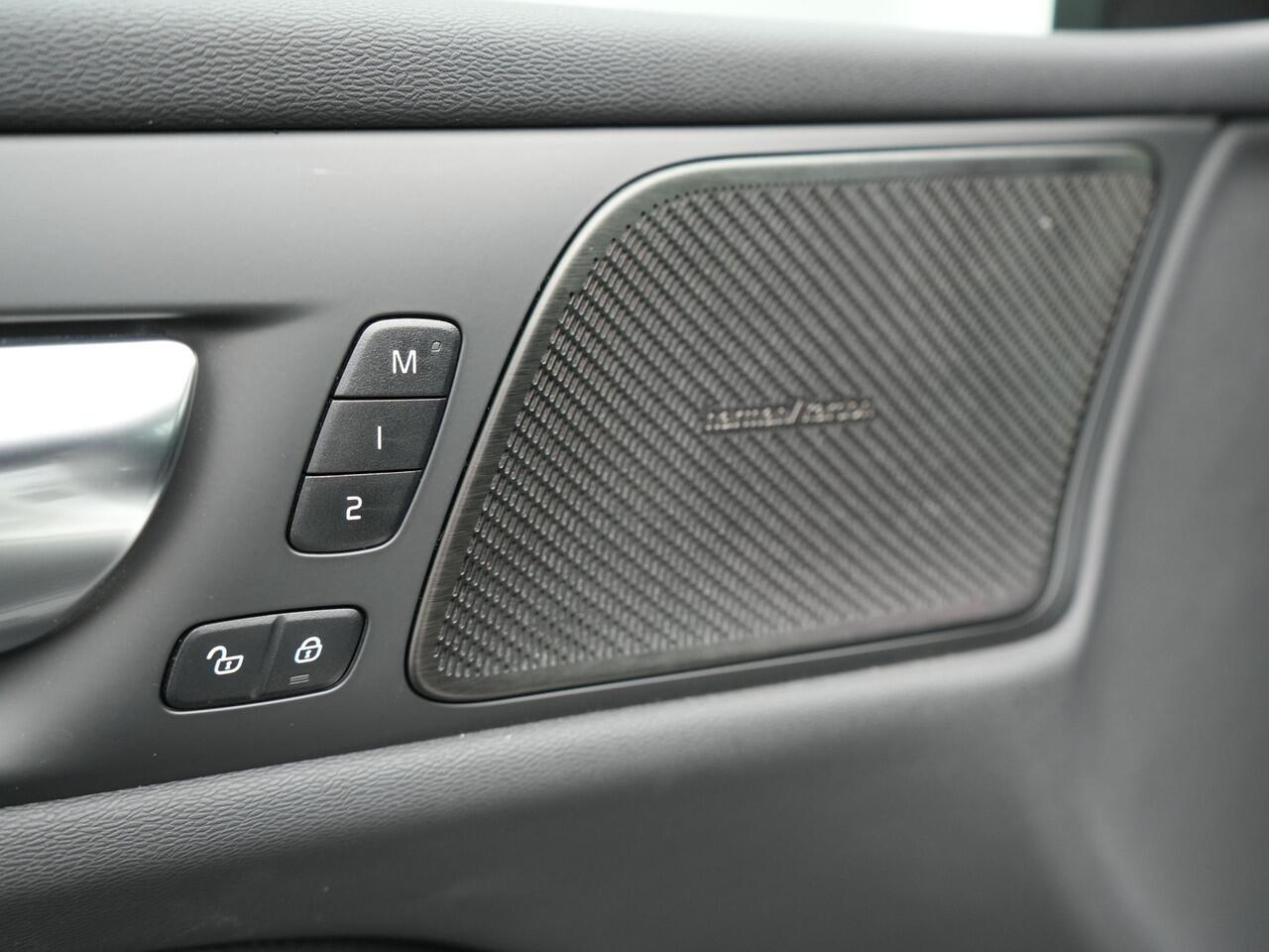 Volvo V60 T6 Recharge AWD Inscription Plug In Hybrid 33.000 KM !! Dealer O.H. PHEV | Panodak | Adaptive Cruise | Lederen Sportstoelen Memory | Trekhaak af Fabriek | Harman Kardon | Navigatie | Apple Carplay | Acam | L.M. 19" | Stoel & Stuurverwarming | DAB | Virtua