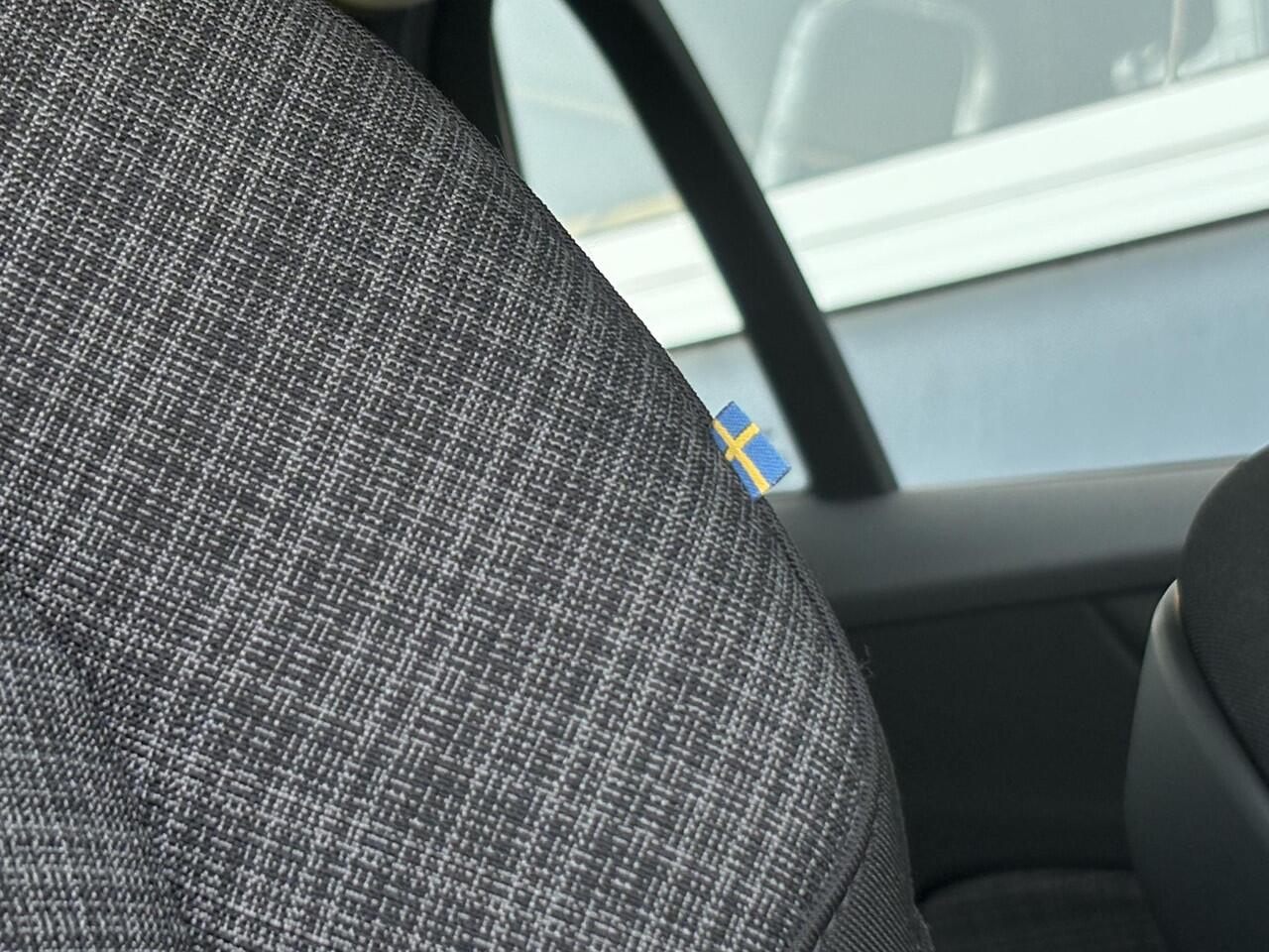 Volvo V60 2.0 B3 Essential Edition | Trekhaak | Adaptieve cruise control | Stoel-stuurwiel-achterbankverwarming | Parkassist voor en achter | Parkeercamera | BLIS |