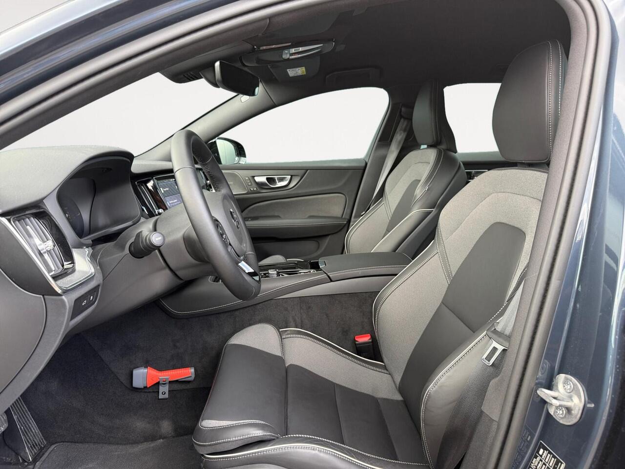 Volvo V60 2.0 T6 Plug-in hybrid AWD Plus Dark | Stoelverwarming | Sportstoelen | Trekhaak | Verwarmbare voorruit |