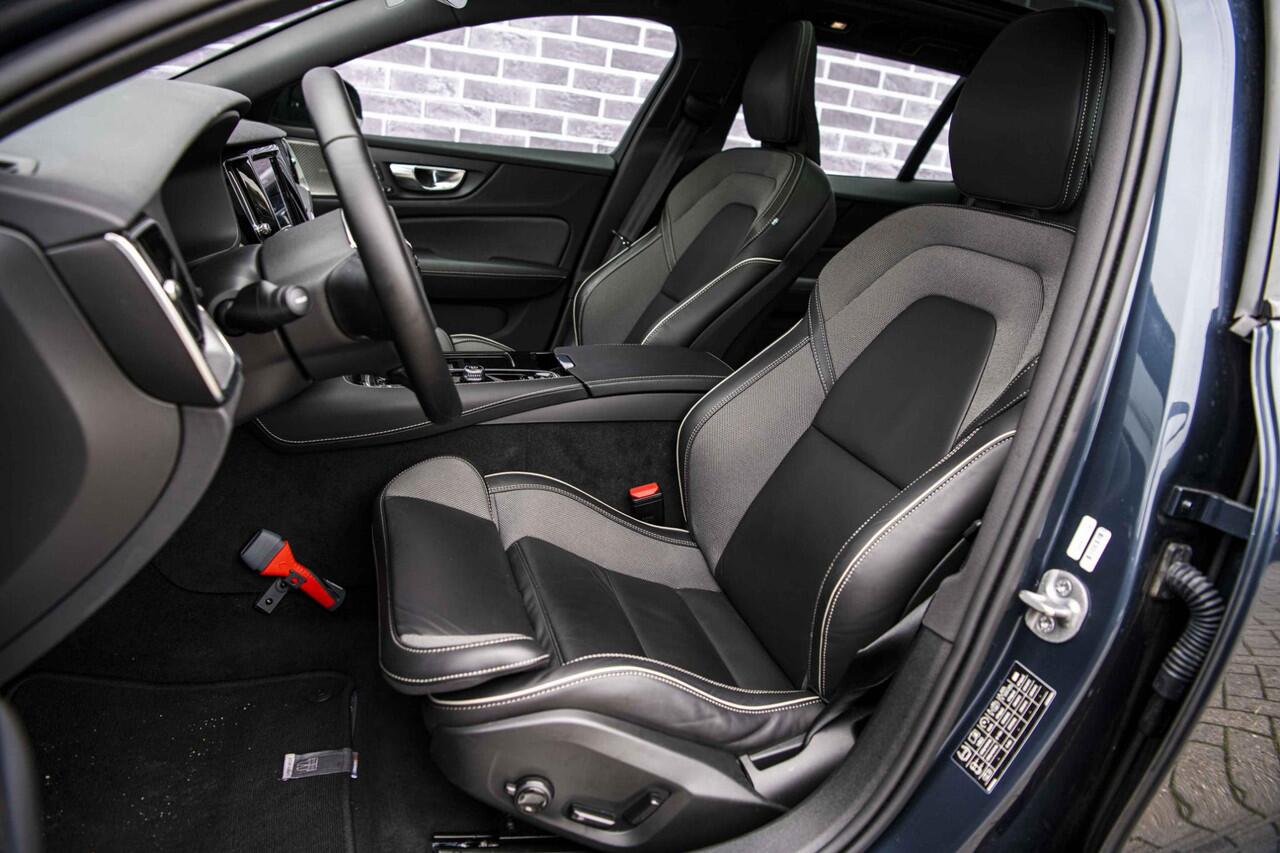 Volvo V60 2.0 T6 Plug-in hybrid AWD Plus Dark | Trekhaak | Adaptive Cruise Control | Panoramadak | 360 Camera | Harman/Kardon | Stuurverwarming | Stoelverwarming voor & achter | Power Seats | Sportstoelen |