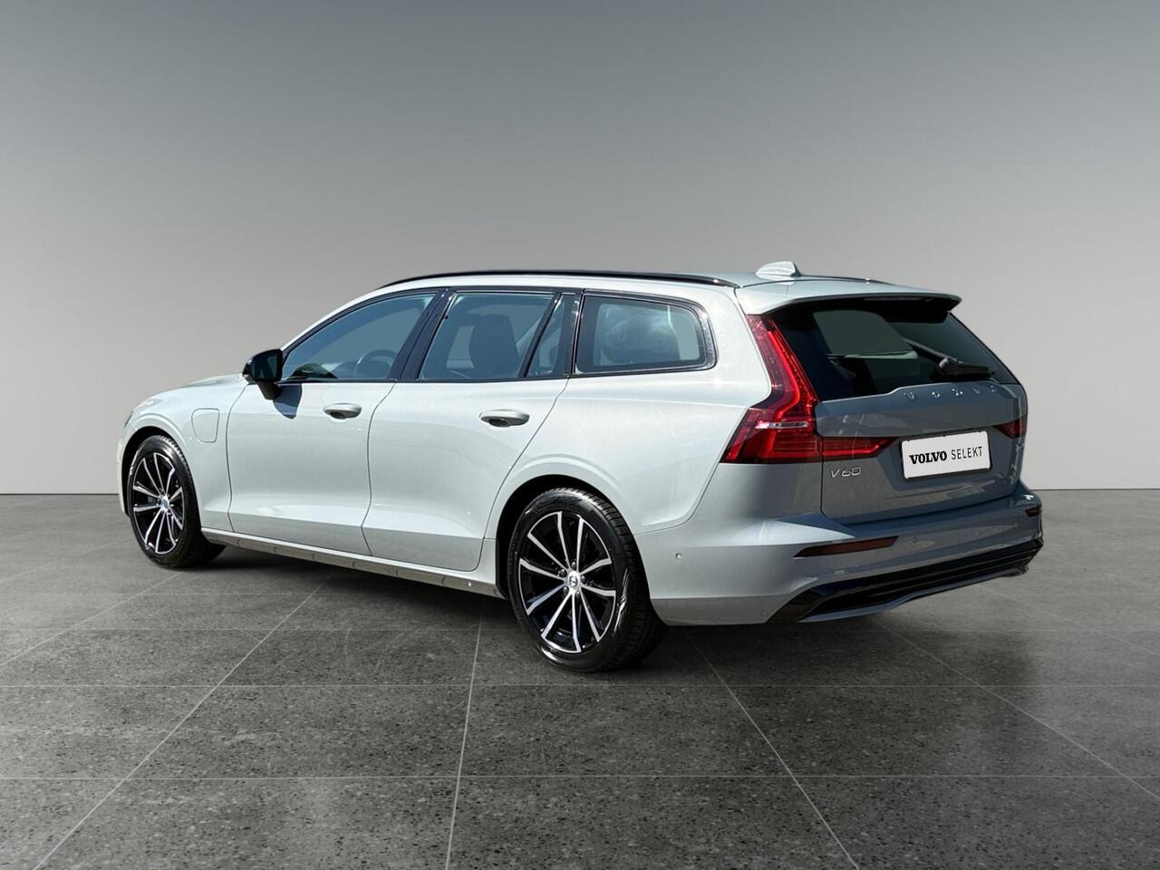 Volvo V60 2.0 T6 Plug-in hybrid AWD Plus Dark | Trekhaak | Sportstoelen | Panoramadak | Stoelverwarming |