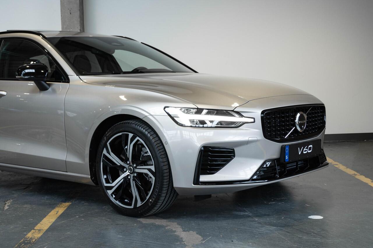 Volvo V60 2.0 T6 Plug-in hybrid AWD Plus Dark | Direct Leverbaar | Head-Up Display | 360º Camera | 19" Lichtmetalen Wielen | Premium Audio by Harman Kardon | Nappa Lederen Contourstoelen |