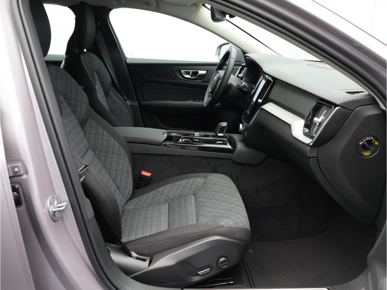 Volvo V60 2.0 T6 Plug-in hybrid AWD Core Business Edition / Harman Kardon / 360 camera / 19" / Stoel en stuurverwarming / Achterbankverwarming /