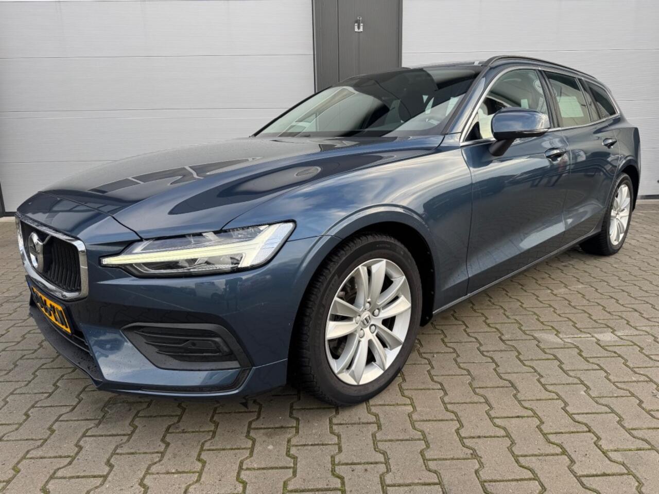 Volvo V60 2.0 B3 MILD-HYBRIDE / MOMENTUM BUSINESS / Apple carplay / Adaptieve Cruise controle / NAP / Nieuw APK en onderhoudsbeurt.