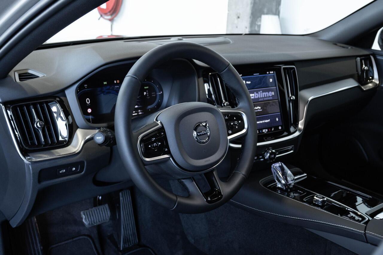 Volvo V60 T6 Automaat Plug-in hybrid AWD Ultra Dark | Panoramadak | Premium audio by Harman Kardon | Verwarmbare voorstoelen en achterbank | Stuurwielverwarming | Parkeerverwarming | Apple carplay/Android auto | Rondom zichtcamera | Adaptive cruise control |